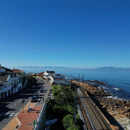 Modern Beach Apartment By Open Home Kalk Bay Buitenkant foto