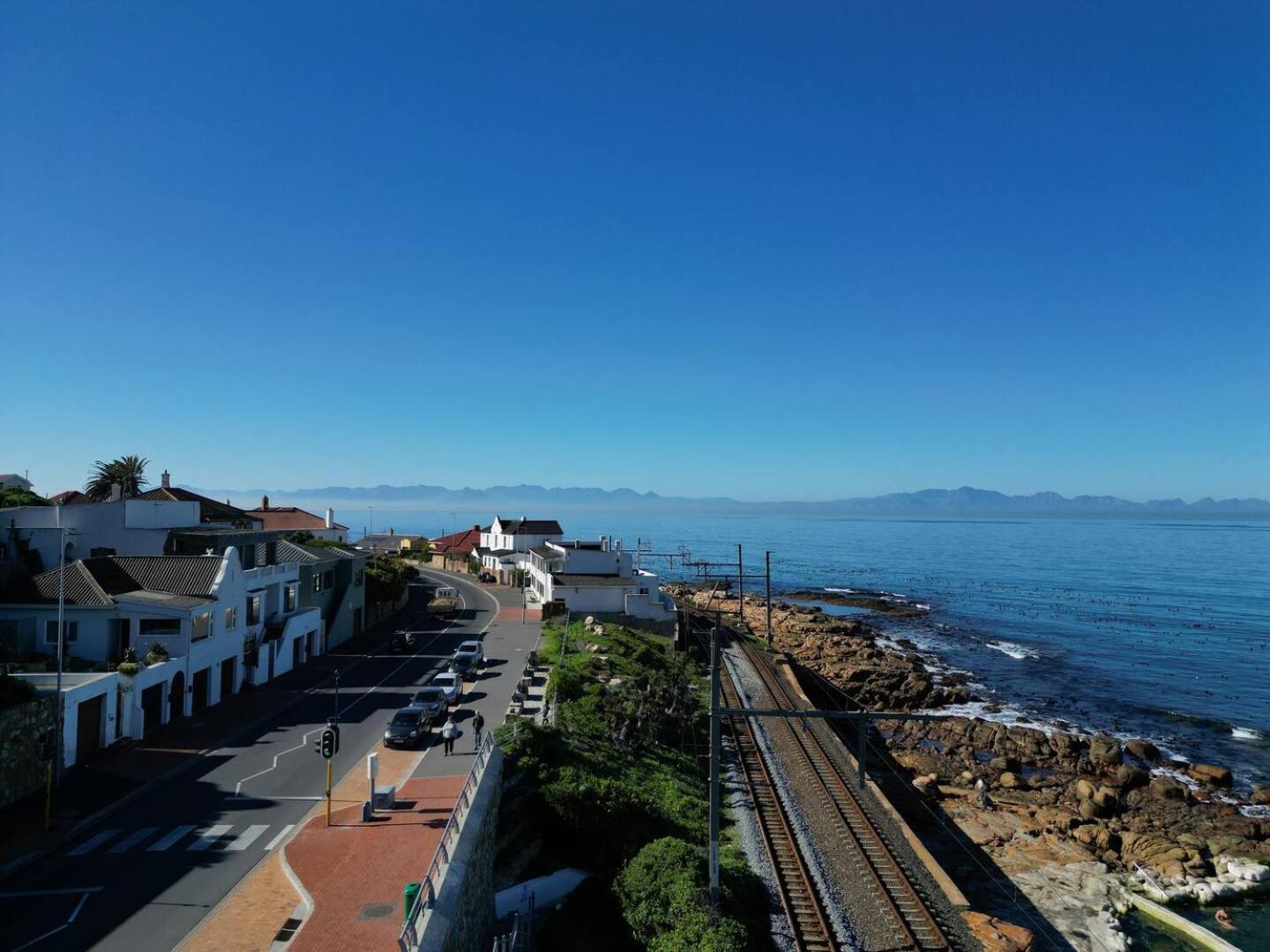 Modern Beach Apartment By Open Home Kalk Bay Buitenkant foto