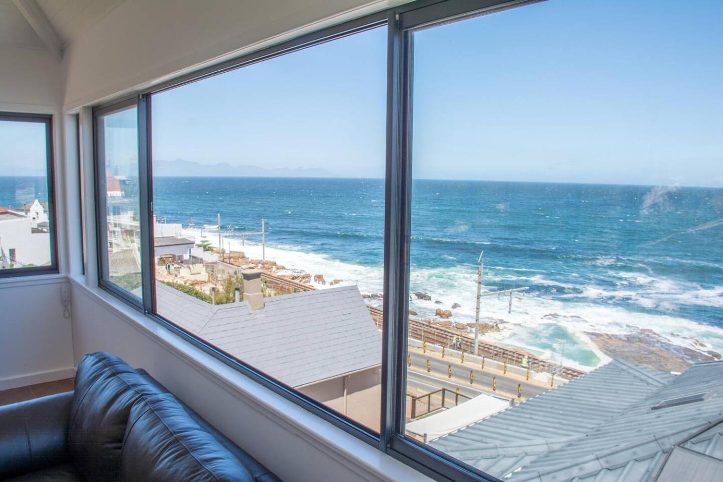 Modern Beach Apartment By Open Home Kalk Bay Buitenkant foto